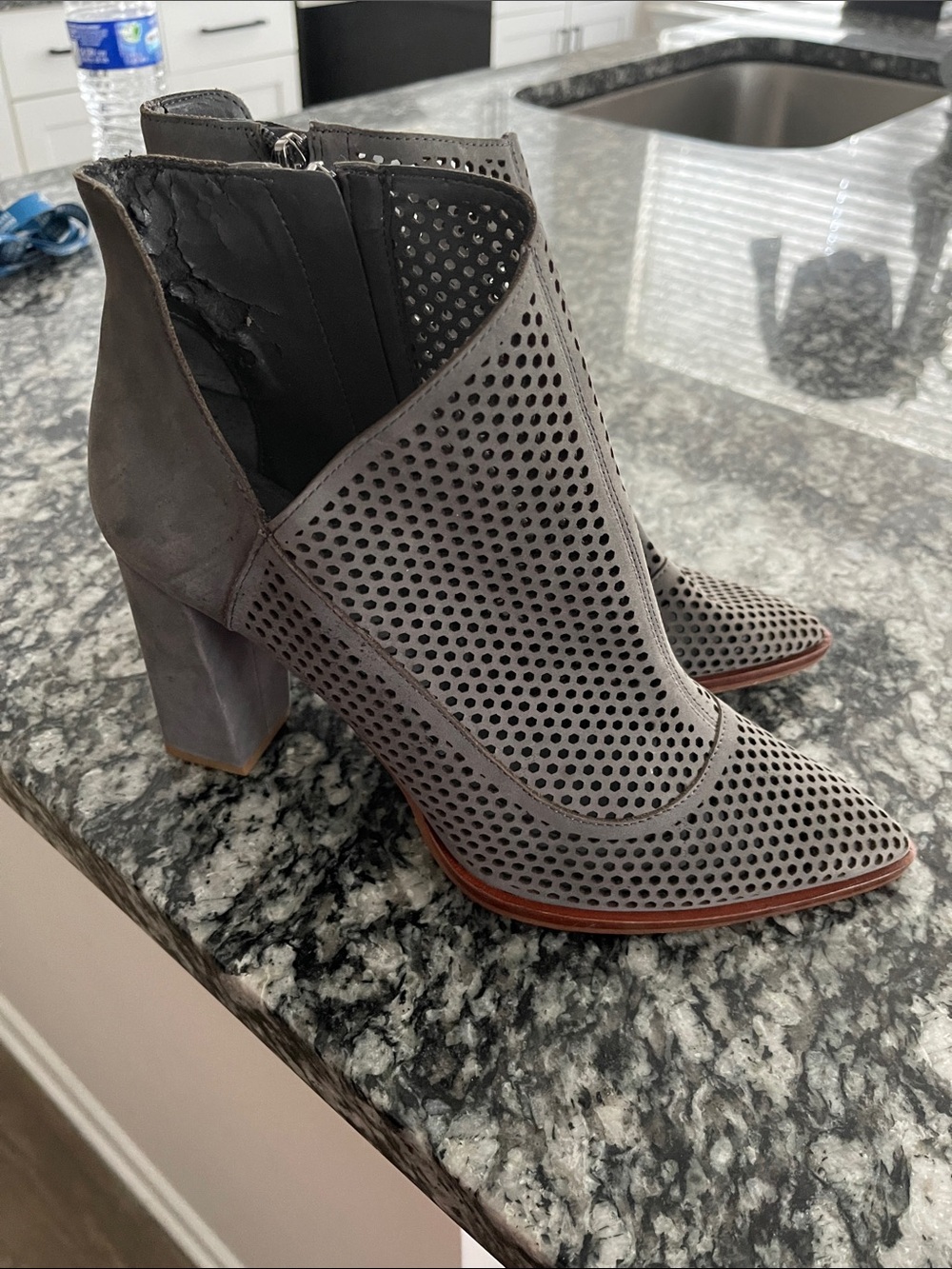 Vince Camuto Levesna Gray Pointed Toe Block Heel Ankle Boots Booties Size 10